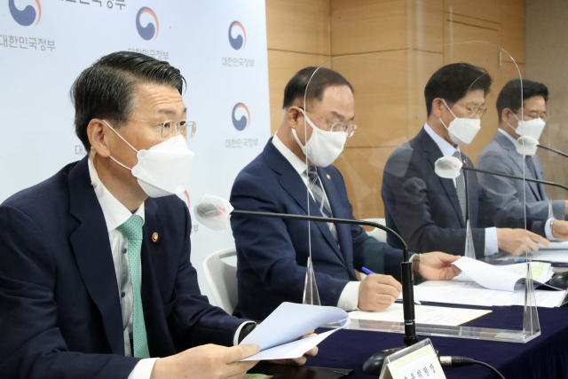 은성수 금융위원장이 28일 정부서울청사 브리핑실에서 부동산 관계부처 합동브리핑을 하고 있다. 왼쪽부터 은성수 금융위원장, 홍남기 경제부총리 겸 기획재정부 장관, 노형욱 국토교통부 장관, 김창룡 경찰청장. 연합뉴스