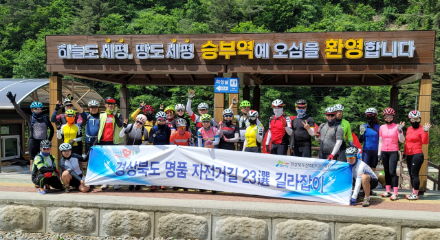 세평하늘길은 계곡과 물,나무 등이 길동무가 되어 주는 첩첩산중이다.