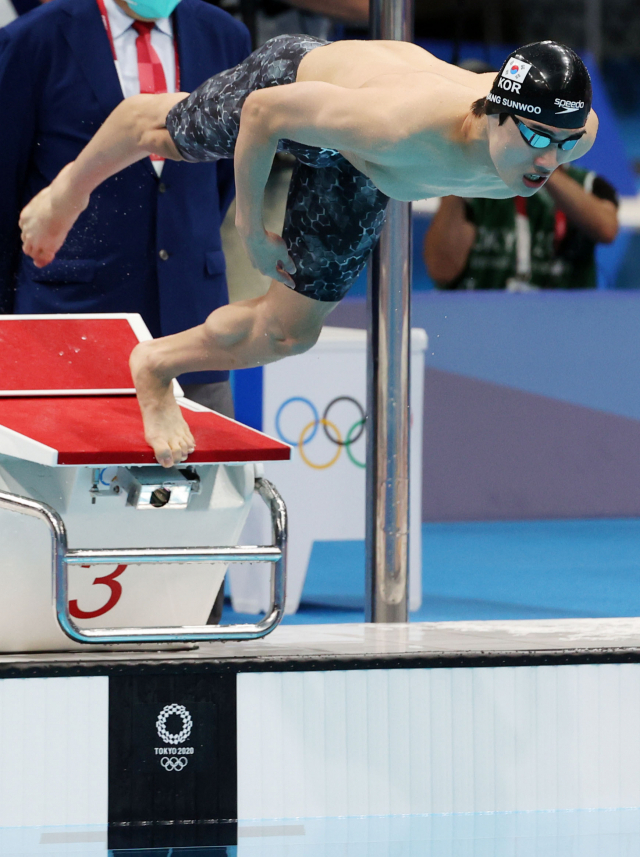 28일 일본 아쿠아틱스 센터에서 열린 도쿄올림픽 남자 100m 자유형 준결승. 3번 레인의 황선우가 출발하고 있다. 황선우는 47초56으로 아시아신기록을 작성했다. 연합뉴스