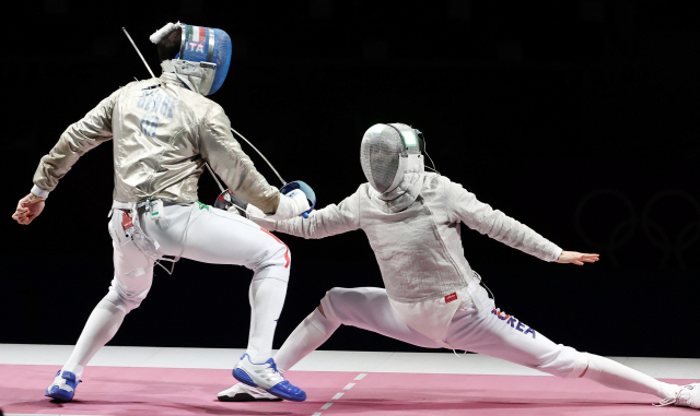 28일 일본 지바의 마쿠하리 메세에서 열린 도쿄올림픽 남자 펜싱 사브르 단체전 대한민국 대 이탈리아 결승전. 한국 김준호가 공격하고 있다. 연합뉴스