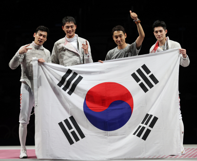 28일 일본 지바의 마쿠하리 메세에서 열린 도쿄올림픽 남자 펜싱 사브르 단체전 대한민국 대 이탈리아 결승전. 한국 선수들이 우승을 확정짓고 태극기를 들고 환호하고 있다.. 연합뉴스