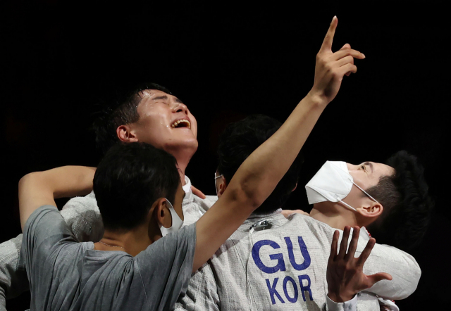 28일 일본 지바의 마쿠하리 메세에서 열린 도쿄올림픽 남자 펜싱 사브르 단체전 대한민국 대 이탈리아 결승전. 한국 선수들이 이탈리아를 누르고 금메달을 딴 뒤 환호하고 있다. 연합뉴스