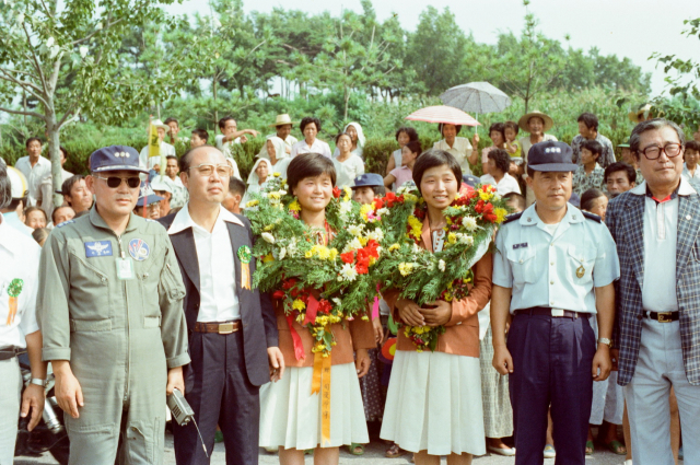 1978년 태국 방콕 아시안게임에서 메달을 따고 금의환향한 김진호 선수와 황숙주 선수을 예천군민들이 축하해 주고 있다. 매일신문DB