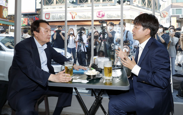 국민의힘 이준석 대표와 윤석열 전 검찰총장이 25일 오후 서울 광진구 건대 맛의거리에서 