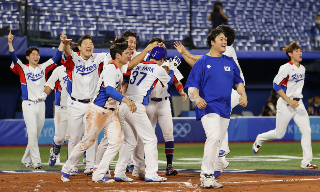 29일 일본 요코하마 스타디움에서 열린 도쿄올림픽 야구 B조 조별리그 1차전 한국과 이스라엘의 경기. 10회말에 6대5로 승리한 김현수, 오지환 등 한국 선수들이 환호하고 있다. 연합뉴스