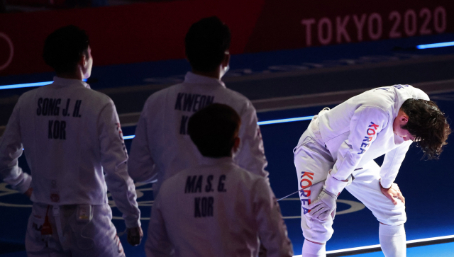 한국 펜싱 남자 에페 대표팀 박상영이 30일 일본 마쿠하리메세 홀에서 열린 도쿄올림픽 펜싱 남자 에페 단체전 준결승 일본과의 경기에서 패배한 뒤 아쉬워하고 있다. 연합뉴스