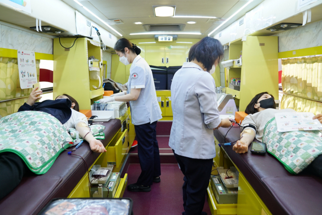 대구시설공단이 코로나19로 인한 혈액 수급 위기 극복을 위해 자발적으로 헌혈에 앞장서고 있다.