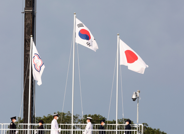 26일 유메노시마 공원 양궁장에서 열린 도쿄올림픽 남자 양궁 단체전 시상식에서 금메달을 차지한 한국 대표팀의 태극기가 동메달을 딴 일장기 보다 높이 오르고 있다. 왼쪽은 은메달을 딴 대만. 연합뉴스