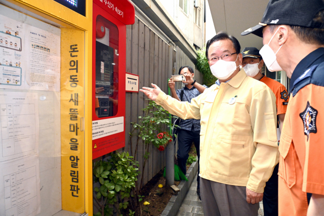 김부겸 국무총리가 1일 서울시 종로구 돈의동쪽방상담소를 방문해 무더위쉼터 등을 둘러보며 점검하고 있다. 연합뉴스