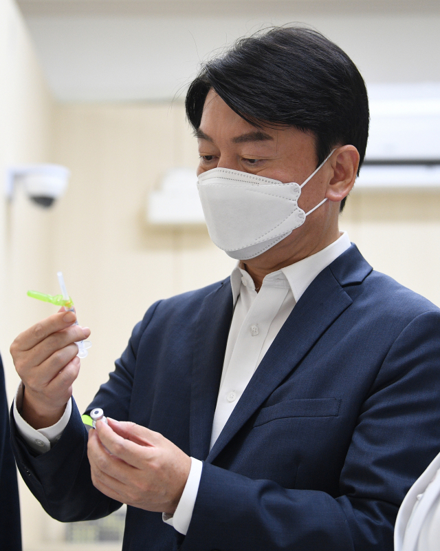 국민의당 안철수 대표가 21일 오전 대구 중구 계명대학교 대구동산병원에 마련된 예방접종센터를 방문해 백신 보관실을 살펴보고 있다. 연합뉴스