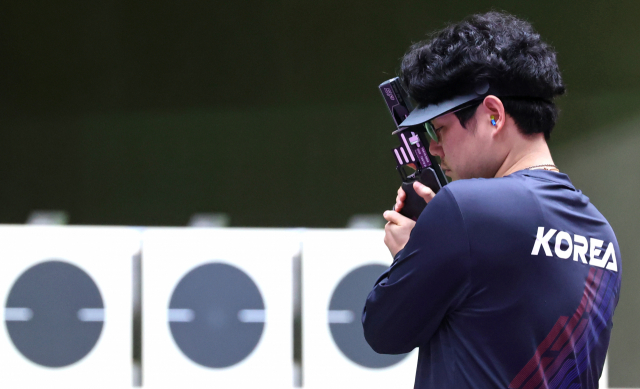 한국 남자 사격 대표팀 한대윤이 2일 도쿄 아사카 사격장에서 열린 도쿄올림픽 남자 25m 속사권총 결선에서 사격을 준비하고 있다. 연합뉴스