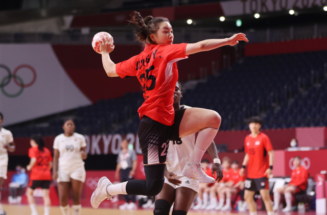 2일 일본 요요기 국립경기장에서 열린 도쿄올림픽 여자 핸드볼 A조 조별리그 한국과 앙골라의 경기. 정유라가 슛을 하고 있다. 연합뉴스