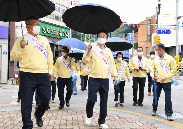 이철우 경북도지사, 김학동(맨 왼쪽) 예천군수가 2일 예천읍내에서 양산쓰기 캠페인을 벌이고 있다. 경북도 제공