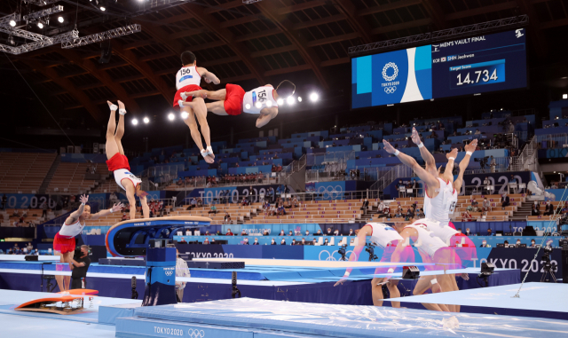 2일 일본 아리아케 체조경기장에서 열린 도쿄올림픽 남자 기계체조 도마 결선에서 신재환이 연기하고 있다. 다중 촬영. 연합뉴스