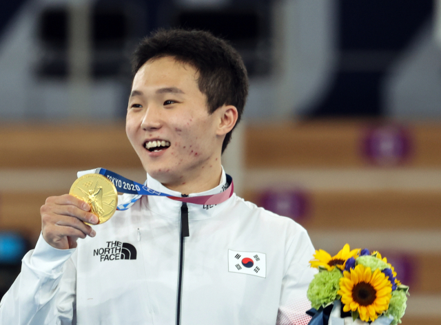 2일 일본 아리아케 체조경기장에서 열린 도쿄올림픽 남자 기계체조 도마 시상식에서 신재환이 금메달을 들고 미소짓고 있다. 연합뉴스