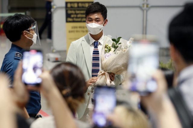 2020 도쿄올림픽 양궁 대표팀 김제덕이 1일 오후 영종도 인천국제공항을 통해 귀국하며 입국장을 나서고 있다. 연합뉴스