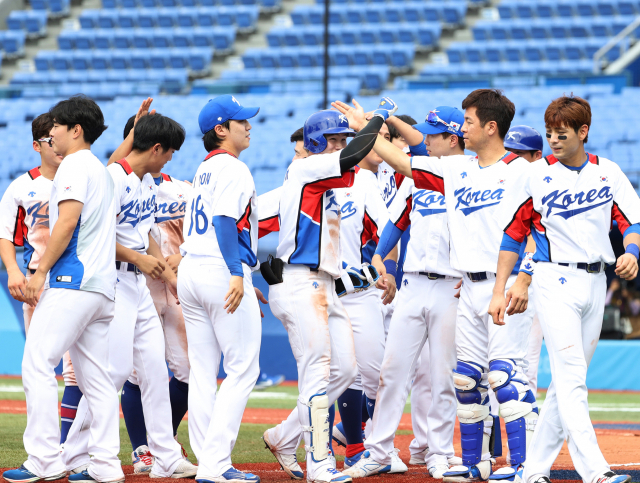 2일 일본 요코하마 스타디움에서 열린 도쿄올림픽 야구 녹아웃스테이지 2라운드 한국과 이스라엘의 경기. 7회말 11대1로 콜드게임으로 경기를 이긴 한국 선수들이 마지막 적시타를 쳐 낸 김혜성과 기뻐하고 있다. 연합뉴스