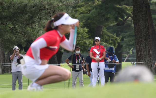 4일 일본 사이타마현 가스미가세키 컨트리클럽에서 열린 도쿄올림픽 여자골프 1라운드. 박세리 감독이 1번 홀 그린에서 퍼팅라인을 보는 고진영을 지켜보고 있다. 연합뉴스