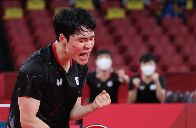 1일 일본 도쿄체육관에서 열린 도쿄올림픽 탁구 남자 단체전 한국과 슬로베니아의 16강전. 4경기에서 장우진이 코줄을 상대로 승리하며 8강 진출을 확정 짓고 환호하고 있다. 연합뉴스