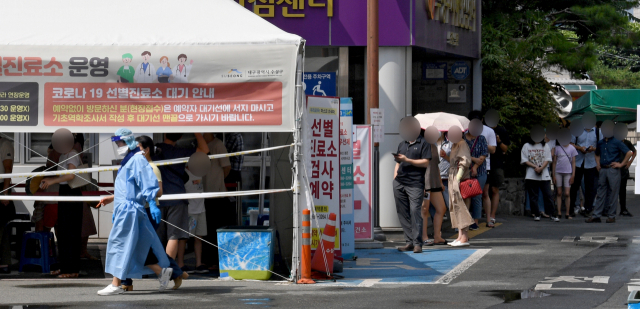 4일 오후 대구 수성구 보건소 선별진료소에서 시민들이 검사를 받기 위해 대기하고 있다. 김영진 기자 kyjmaeil@imaeil.com