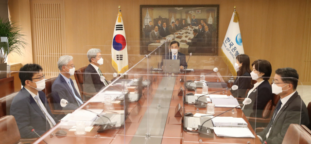 이주열 한국은행 총재가 지난달 15일 오전 서울 중구 한국은행에서 금융통화위원회 본회의를 주재하고 있다. 연합뉴스