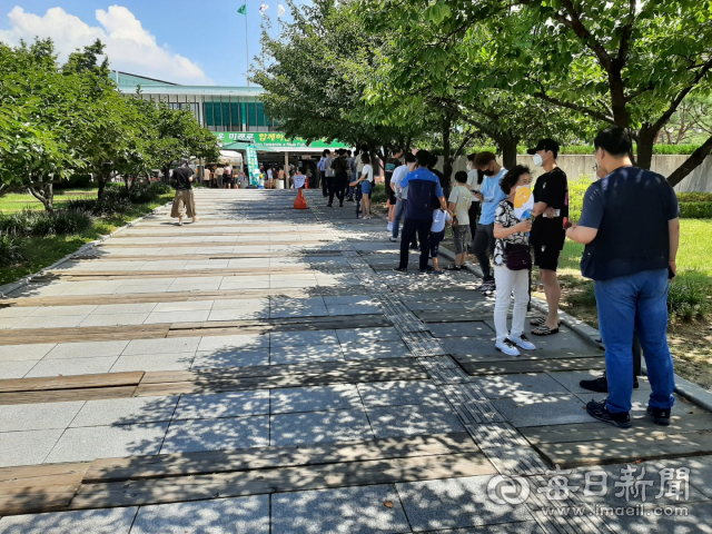 5일 오전 경산시보건소 선별진료소에서 코로나19 진단검사를 받기 위해 시민들이 줄을 서 기다리고 있다. 매일신문DB