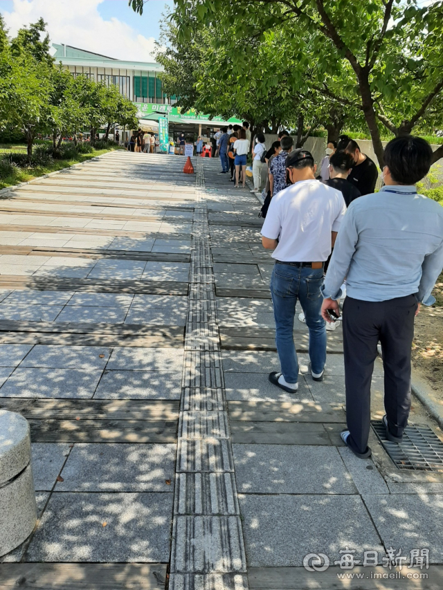 5일 오전 경산시보건소 선별진료소에서 코로나19 진단검사를 받기 위해 시민들이 줄을 서 기다리고 있다. 김진만 기자