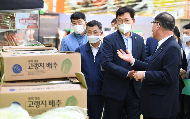 더불어민주당 송영길 대표, 이개호 의원 등이 5일 오후 서울 서초구 농협하나로마트 양재점을 방문해 밥상물가를 점검하고 있다. 연합뉴스