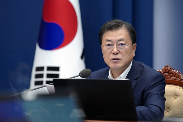 문재인 대통령이 5일 청와대에서 열린 K-글로벌 백신 허브화 비전 및 전략 보고대회에서 발언하고 있다. 연합뉴스