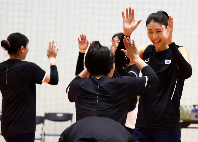 5일 오후 일본 시오하마시민체육관에서 열린 도쿄올림픽 대한민국 배구 국가대표팀 훈련에서 김연경이 동료들과 밝은 표정으로 하이파이브를 하고 있다. 연합뉴스