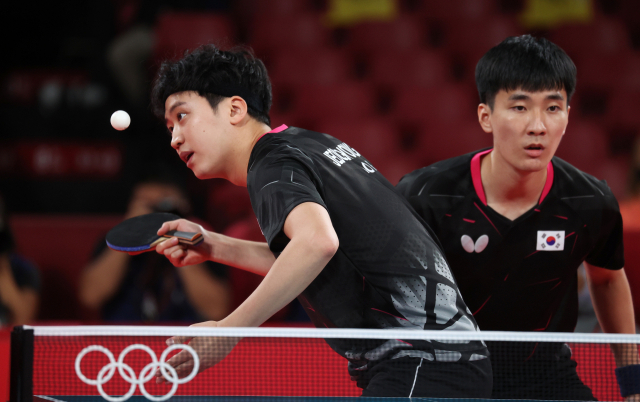 6일 일본 도쿄체육관에서 열린 도쿄올림픽 탁구 남자 단체전 한국과 일본의 동메달 결정전. 첫번째 복식 게임에 출전한 이상수와 정영식이 일본 미즈타니 준, 니와 코기와 경기를 펼치고 있다. 연합뉴스