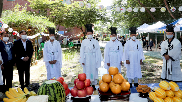 합천원폭복지회관 위령각에서 문준희 합천군수를 비롯한 관련 기관 단체장 등이 참석한 가운데 원폭희생자 추모제례를 지내고 있다.합천군 제공