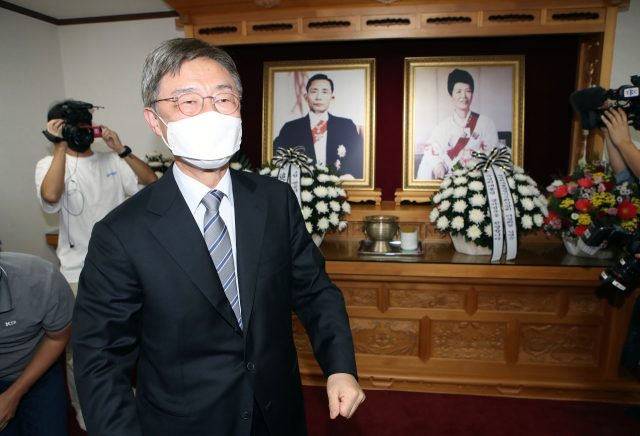 국민의힘 대권 주자인 최재형 전 감사원장이 지난 6일 경북 구미시 상모동에 있는 박정희 전 대통령의 생가를 찾아 헌화 후 나오고 있다. 연합뉴스