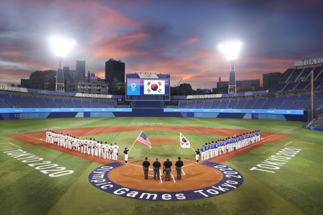 5일 일본 요코하마 스타디움에서 열린 도쿄올림픽 야구 패자 준결승 한국과 미국의 경기. 경기 시작 전 양팀 선수들이 국기에 대한 경례를 하고 있다. 연합뉴스