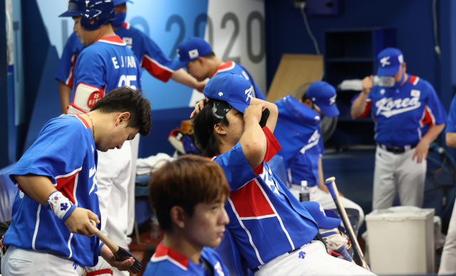 5일 일본 요코하마 스타디움에서 열린 도쿄올림픽 야구 패자 준결승전 한국과 미국의 경기. 강백호가 경기에서 패한 뒤 모자를 고쳐 쓰고 있다. 연합뉴스