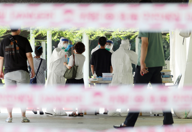 대구에서 신종 코로나바이러스 감염증(코로나19)이 증가세를 보이는 가운데 지난 5일 중구 국채보상공원에 마련된 임시선별검사소에서 시민들이 검사를 받고 있다. 연합뉴스