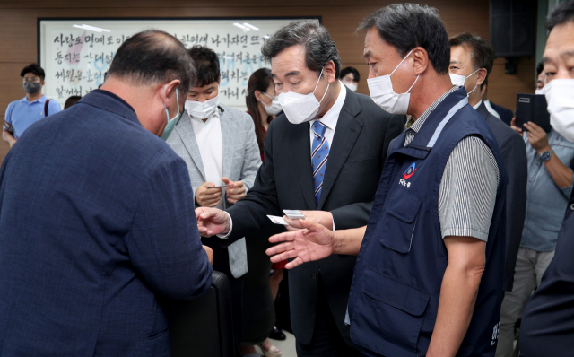 이낙연 더불어민주당 대선 경선 후보가 6일 오후 대구 달서구 한국노총 대구지역본부에서 열린 노동정책 간담회에서 관계자들과 명함을 주고받고 있다. 김영진 기자 kyjmaeil@imaeil.com