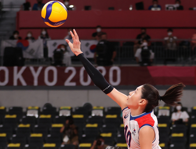 6일 일본 아리아케 아레나에서 열린 도쿄올림픽 여자 배구 한국과 브라질의 준결승전. 한국의 김연경이 2세트 연타 공격을 하고 있다. 연합뉴스