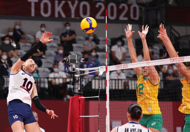 6일 일본 아리아케 아레나에서 열린 도쿄올림픽 여자 배구 한국과 브라질의 준결승전. 한국의 김연경이 3세트 브라질 수비를 앞에 두고 스파이크를 하고 있다. 연합뉴스