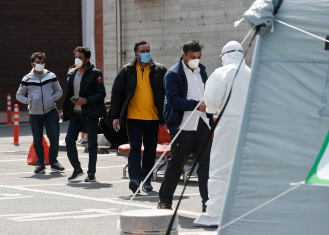 경산시 보건소 선별진료소에서 이주 노동자들이 코로나19 감염 진단 검사를 받기 위해 차례를 기다리고 있다. 최근 국가인권위원회에 따르면 20여 만명에 이르는 미등록 노동자들이 공적 마스크 구매에서 배제되는 등 취약 계층에 대한 방역 및 의료 공백에 대한 우려가 커지고 있다. 우태욱 기자 woo@imaeil.com