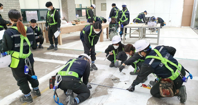 대학교 학생들이 교내 전용 실습실서 실내건축 현장전문가 지도를 받고 있다