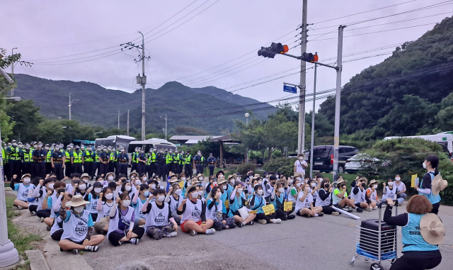 대학생자주통일실천단 회원 등이 소성리보건진료소 앞에서 사드 기지로 통하는 길을 막고 집회를 하고 있다. 독자 제공