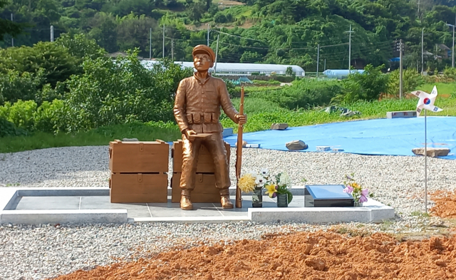 영천시 자양면 정각리에 설치된 전국 1호 학도병상. 설치 허가 문제를 두고 영천시와 학도병기념사업회간 법적 다툼에다 국민의힘 소속 영천시의원들의 가세로 정치적 논쟁으로 확산되고 있다. 강선일 기자