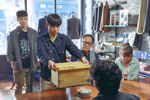 과거 중장년층 고독사 비율이 훨씬 높았으나 최근에는 그 빈도가 비슷할 정도로 청년층 고독사가 늘어나고 있다. 서울 중구 남대문 쪽방촌의 한 입주민이 선풍기 바람을 쐬며 더위를 피하고 있다. 연합뉴스