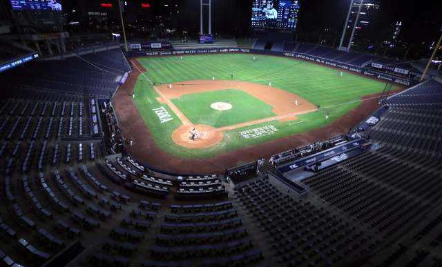 지난 10일 창원NC파크에서 열린 2021 KBO 프로야구 NC 다이노스와 롯데 자이언츠 경기가 무관중으로 진행되고 있다. 연합뉴스