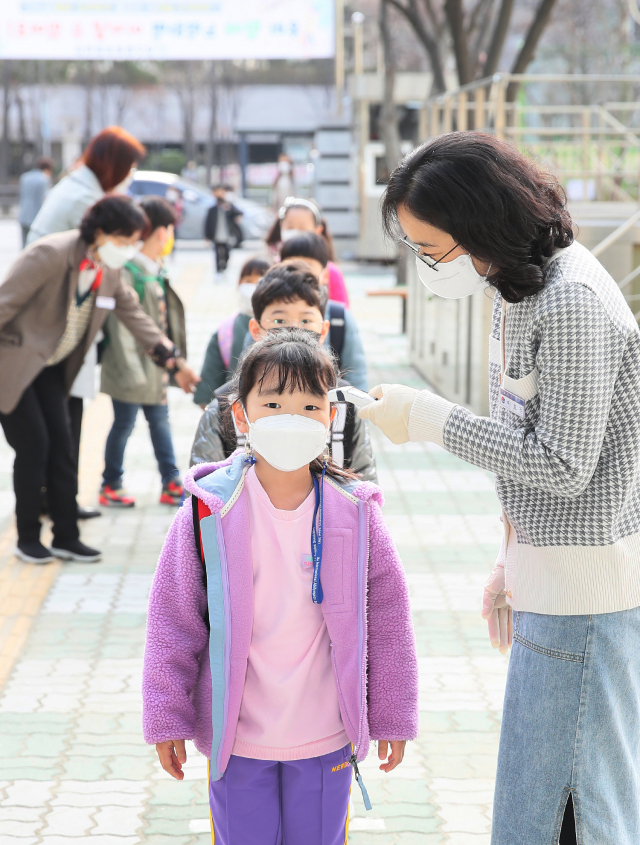 대구 한 초등학교 학생들이 등교 직후 발열 체크를 하는 모습. 대구시교육청 제공