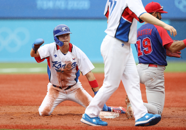 지난 7일 일본 요코하마 스타디움에서 열린 도쿄올림픽 야구 도미니카공화국과의 동메달 결정전. 5회말 1사 2루 한국 이정후 타석 때 2루주자 박해민이 3루 도루를 성공하고 있다. 연합뉴스