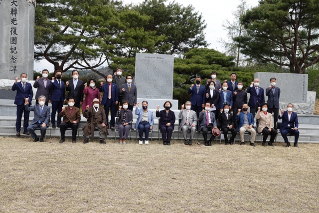 지난해 대한광복단 기념공원을 방문한 후손들과 기념사업회 회원들이 파이팅을 외치고 있다. 사업회 제공