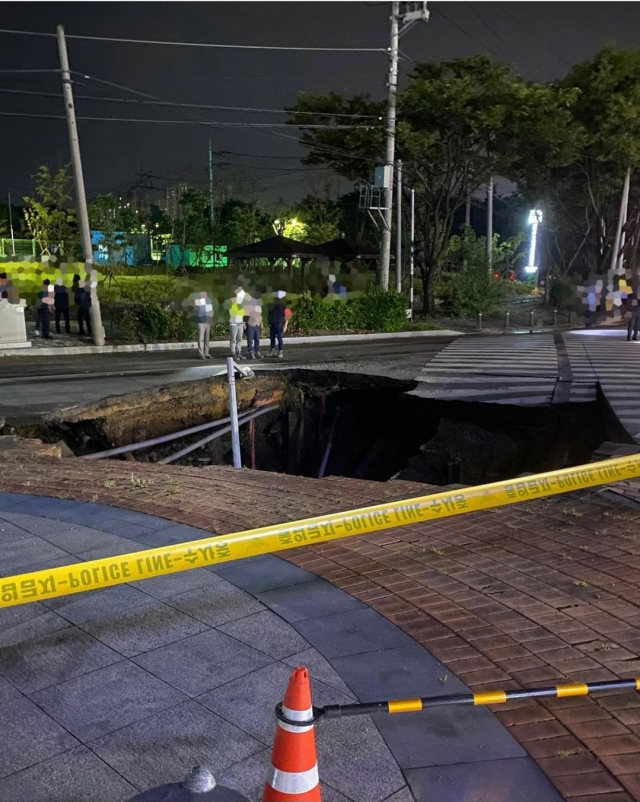 대구 도시철도 1호선 안심역 인근 도로에서 발생한 싱크홀. 