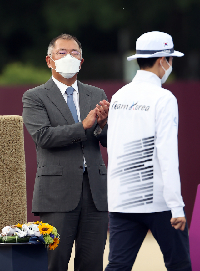 정의선 현대차그룹 회장이 지난달 30일 일본 유메노시마 공원 양궁장에서 열린 도쿄올림픽 양궁 여자 개인전 시상식에서 금메달을 획득한 안산 선수를 바라보며 박수를 치고 있다. 연합뉴스